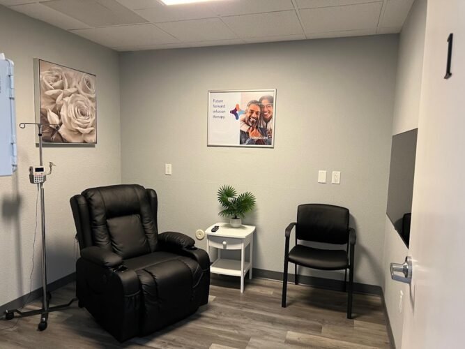 IV Therapy in Phoenix AleraCare Infusion Center - Ahwatukee